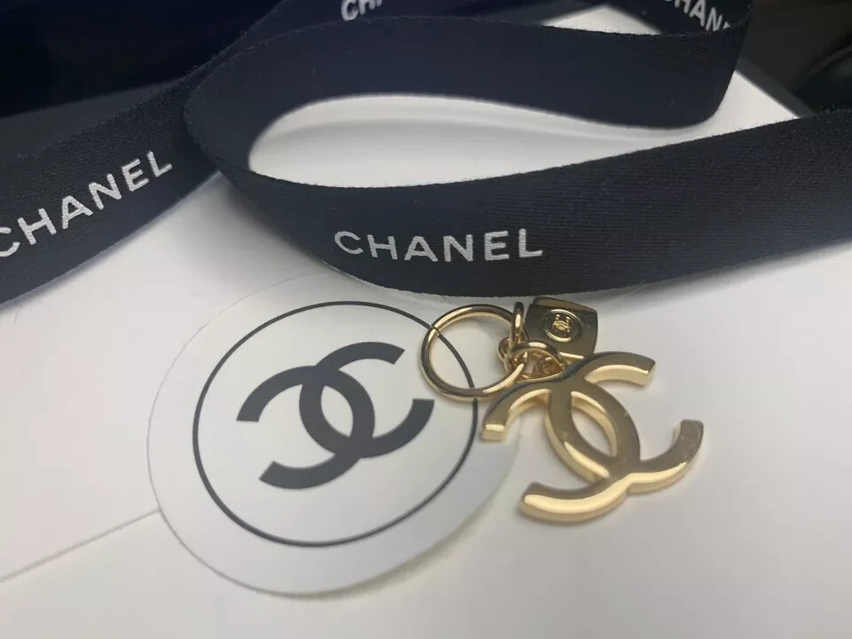 Rare (1) CHANEL Beauty 2023 VIP Gift No.”5″ Logo Gold Novelty Charm Pendant