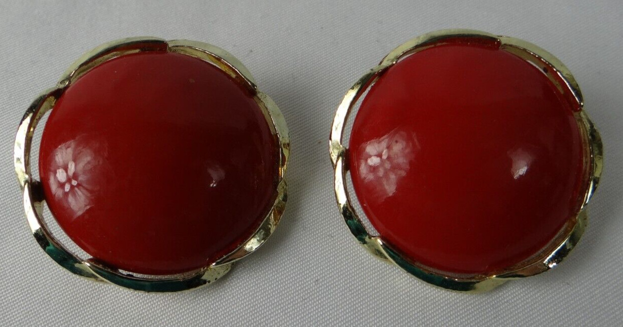 Red Vintage Round Clip-On Earrings Scalloped Gold Tone Edges, Unmarked