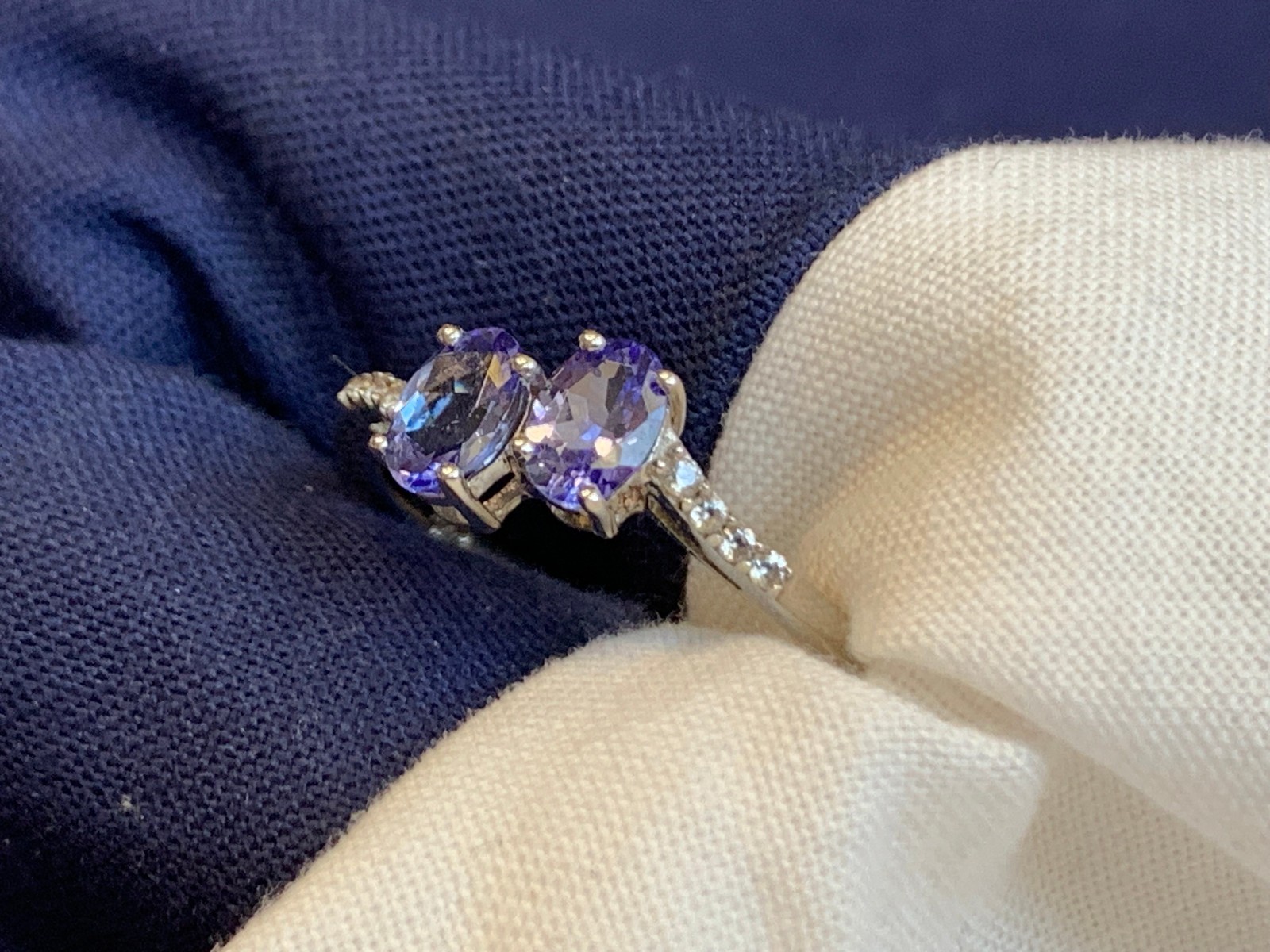 Sterling Silver Ring 2.18g Fine Jewelry Size 8 Band Tanzanite Look Stones *READ*