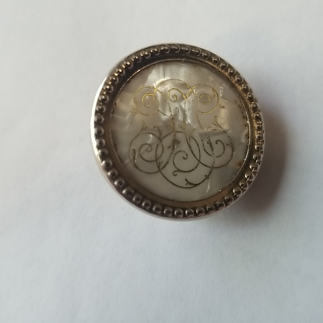 Vintage General Mfg Co USA Seamstress Magnetic Pin Holder Brooch Mother of Pearl