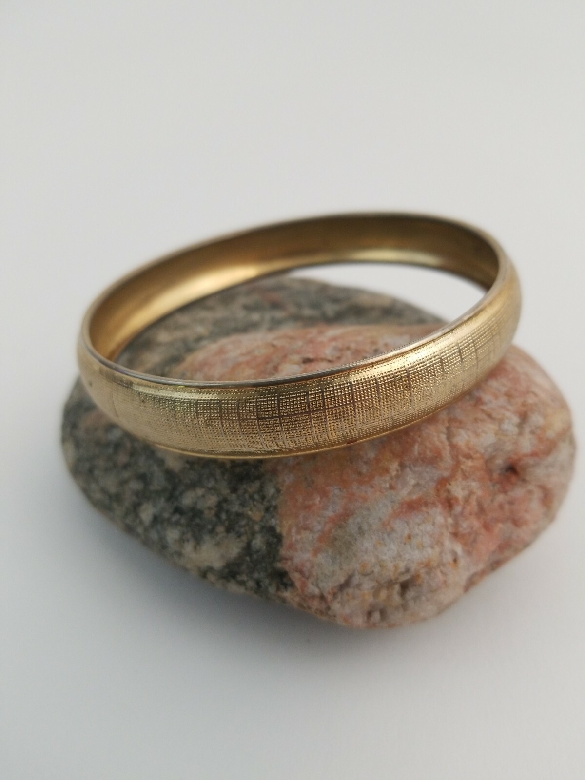 Bracelet Metal 2 7/8 Inch Diameter Plaid Gold Tone Design 1/2 Inch Wide