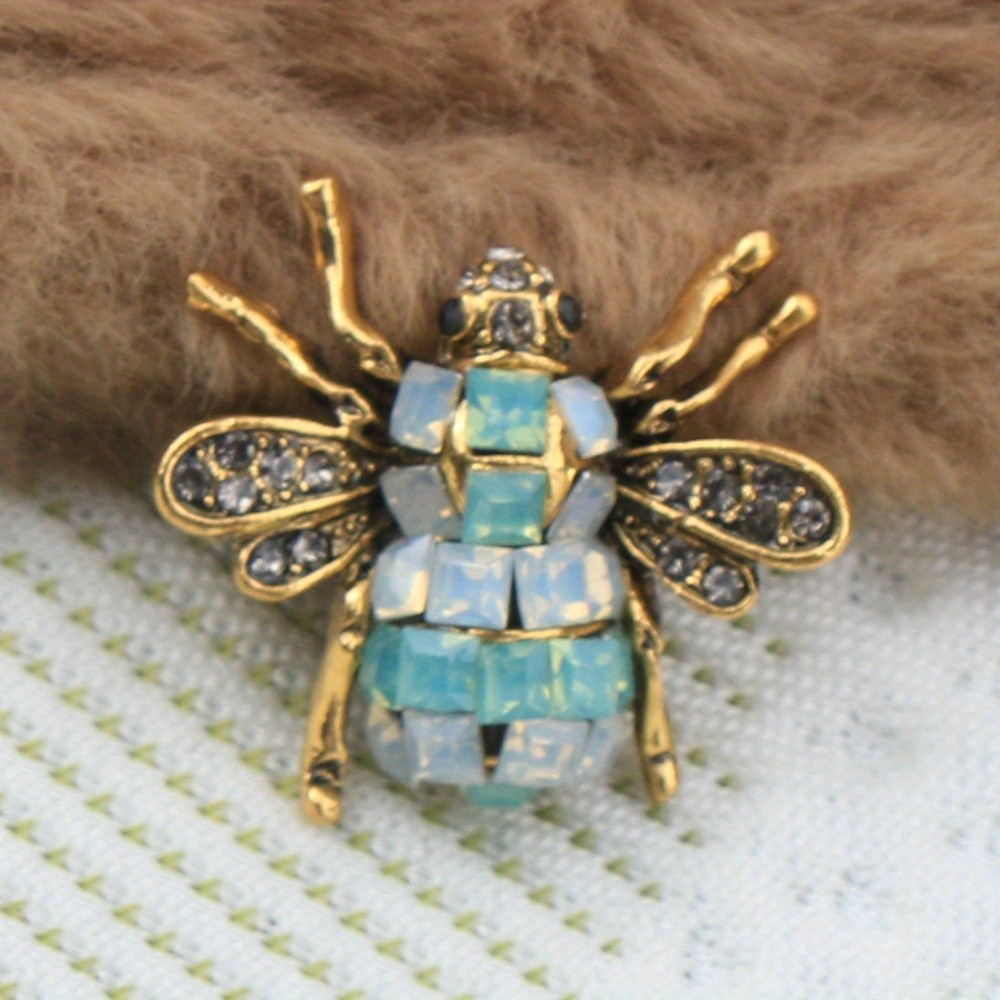 Chic Vintage Bee Brooch with Sparkling Rhinestones Zinc Alloy Animal Pin Women
