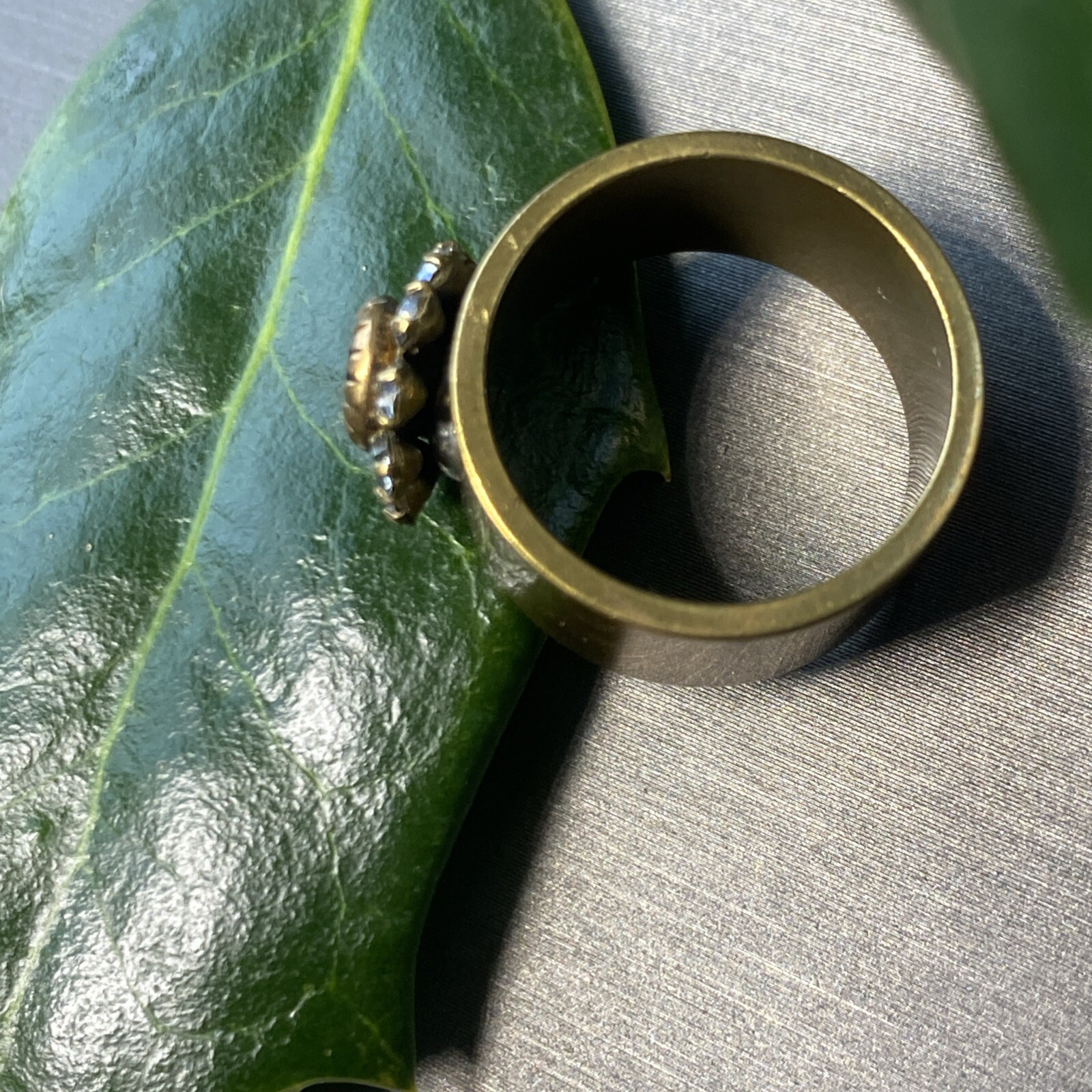 Vintage Bronze Halo Ring Band Estate Jewelry Pre-Owned Crystal Flower Size 5.5