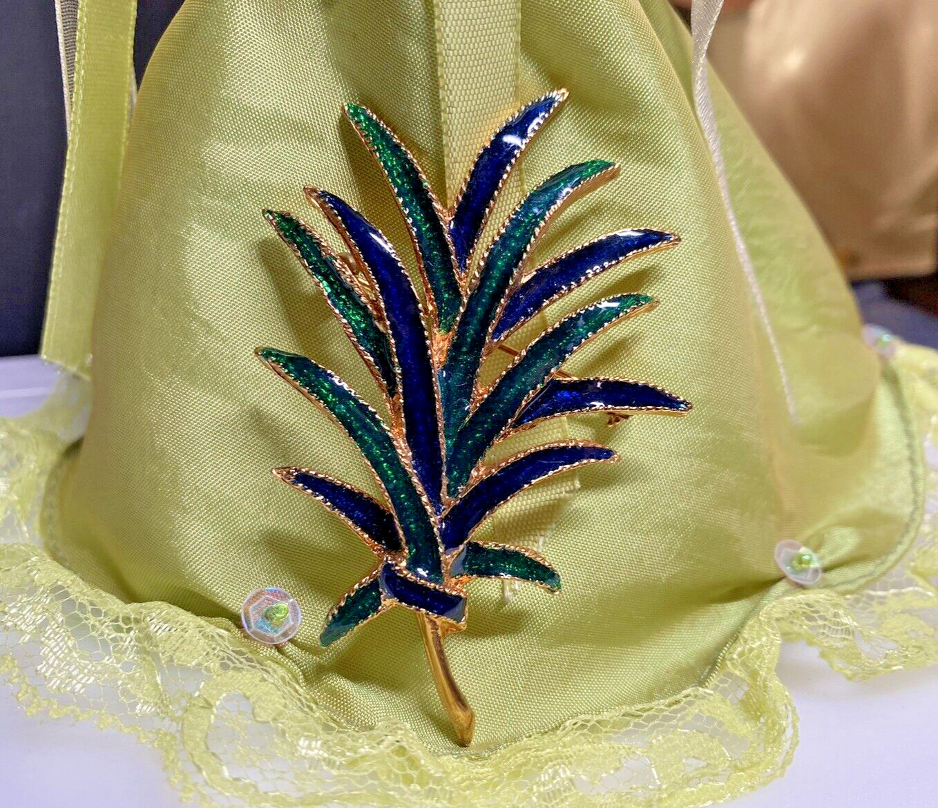 Vintage Brooch Angel Palm Leaf Enamel Gold Metal Blue Green 17.30g