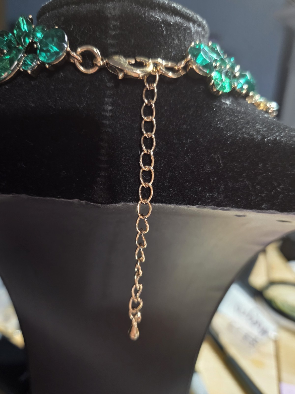 Gold Tone Emerald Green Acrylic Rhinestone Floral Necklace 18-20.5″