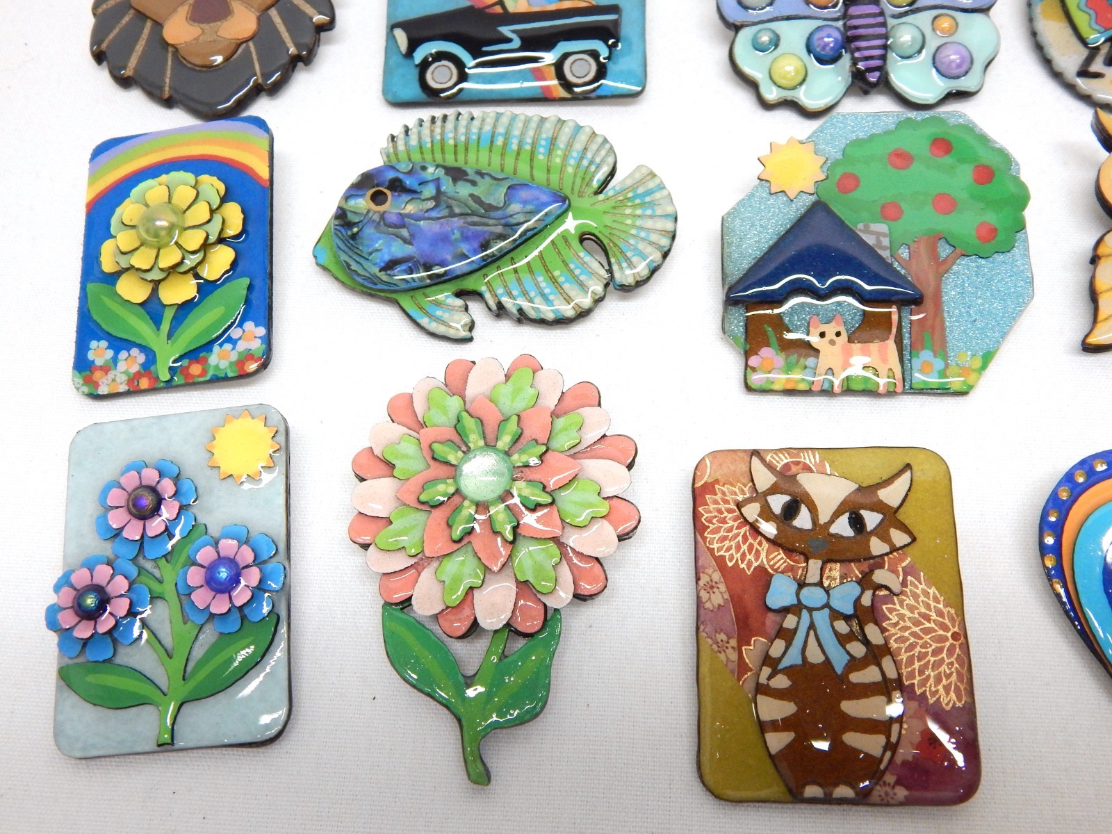 ECHO & HARA COLLECTIBLE PIN/BROOCH LOT CATS, FISH, FLOWERS, BIRDS & OTHERS