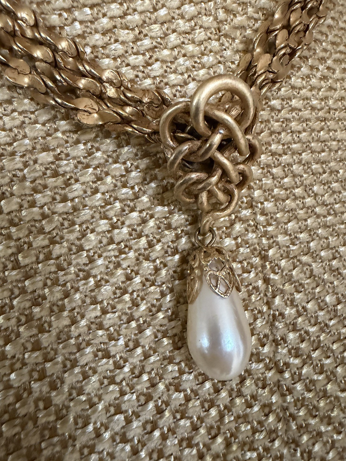 Vintage 16″ Donna Karan DKNY 1980s Gold Metal Necklace with hanging pearl