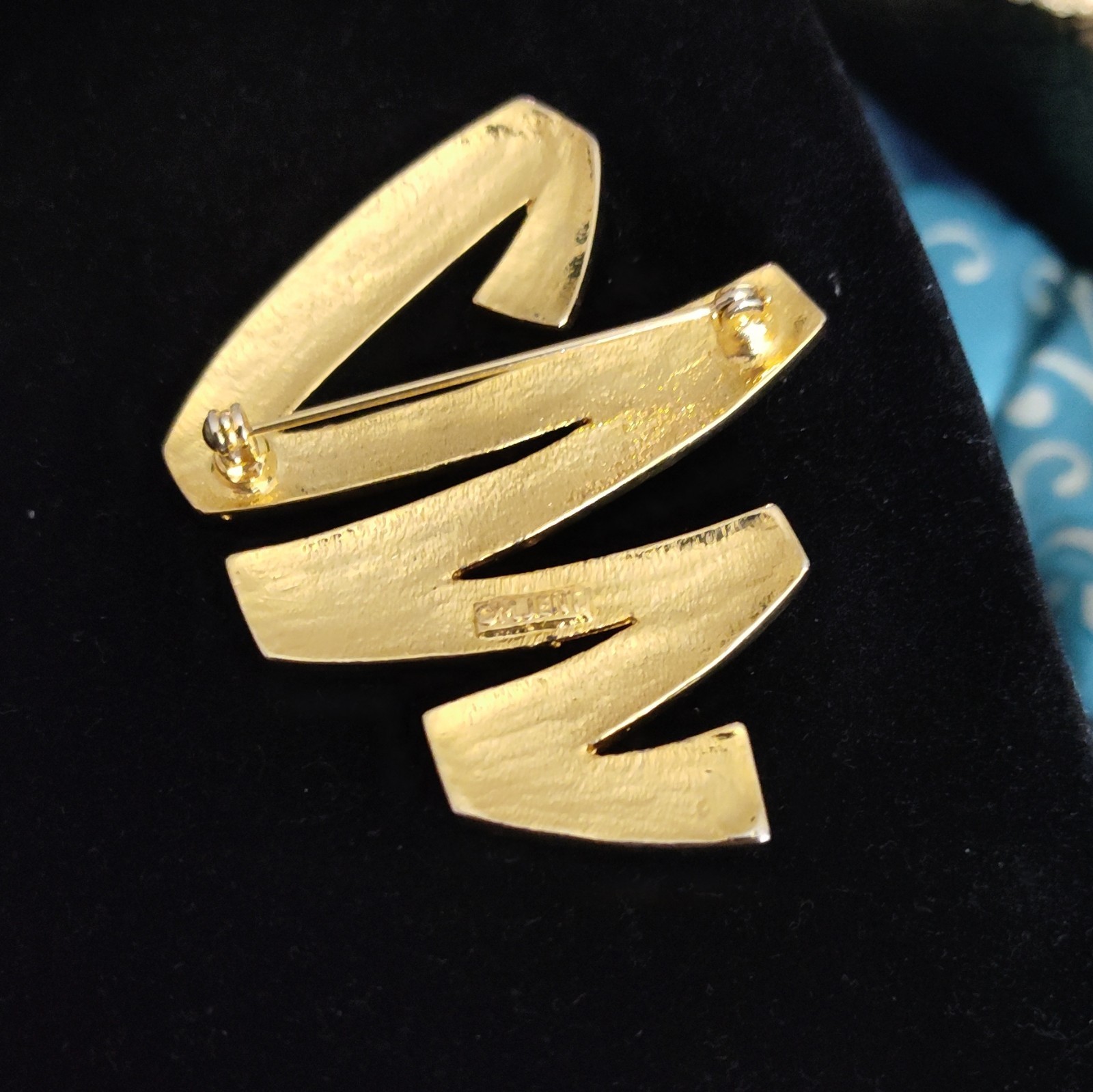 Abstract Zigzag Brooch Pin Gold Tone Metal No Stone Undated Abstract Shape
