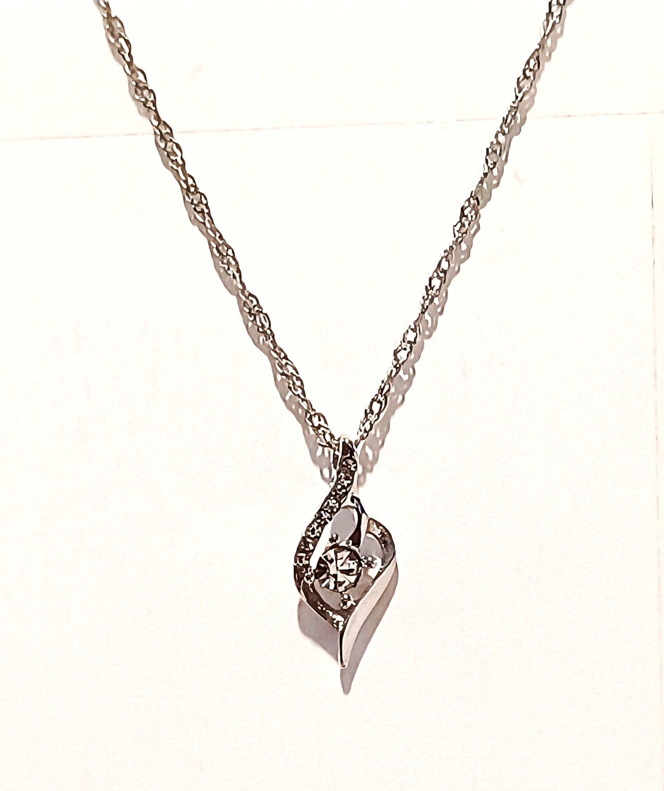 Fashionable Elegant Women’s Faux Gem Stone Pendant Necklace – Any Occasion
