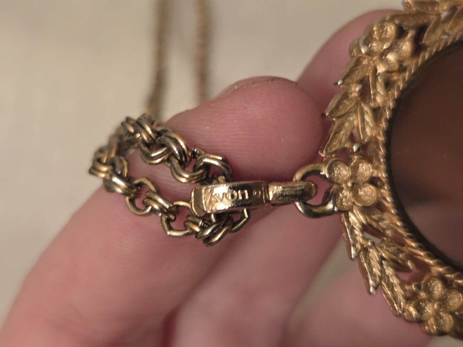 Vintage 1973 Avon “Serena Rose” mirror pendant necklace