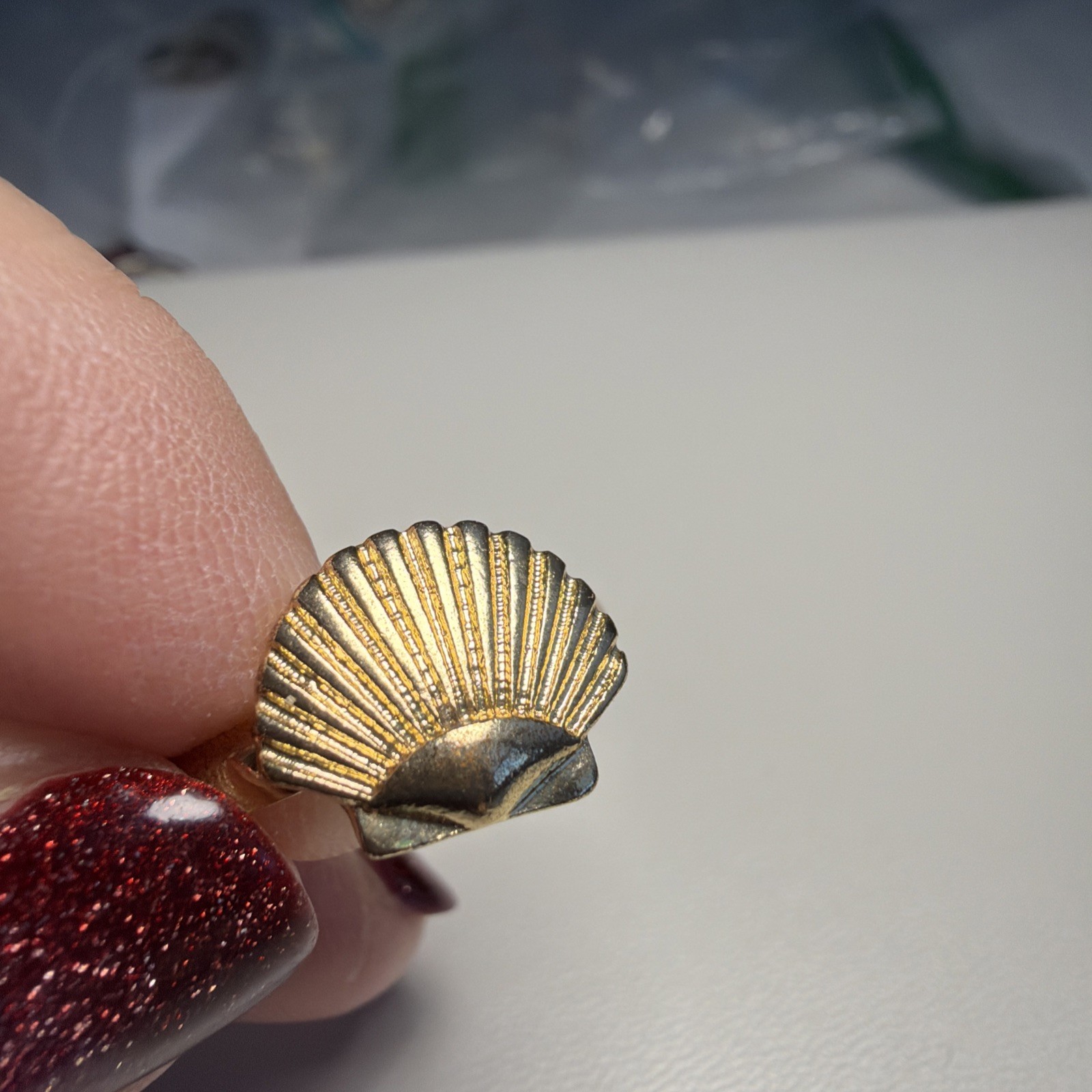 Seashell Woman’s Ring In Gold Tone In Size 6.5/ Very Good Used Condition