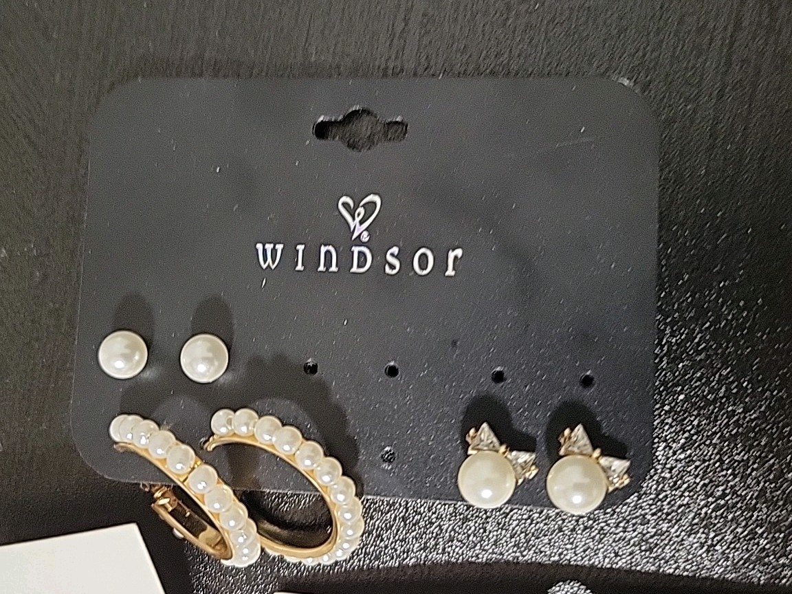 Windsor + Other Cute Earring Sets: Pearl And Gold UNWORN – Can Sell Seperately
