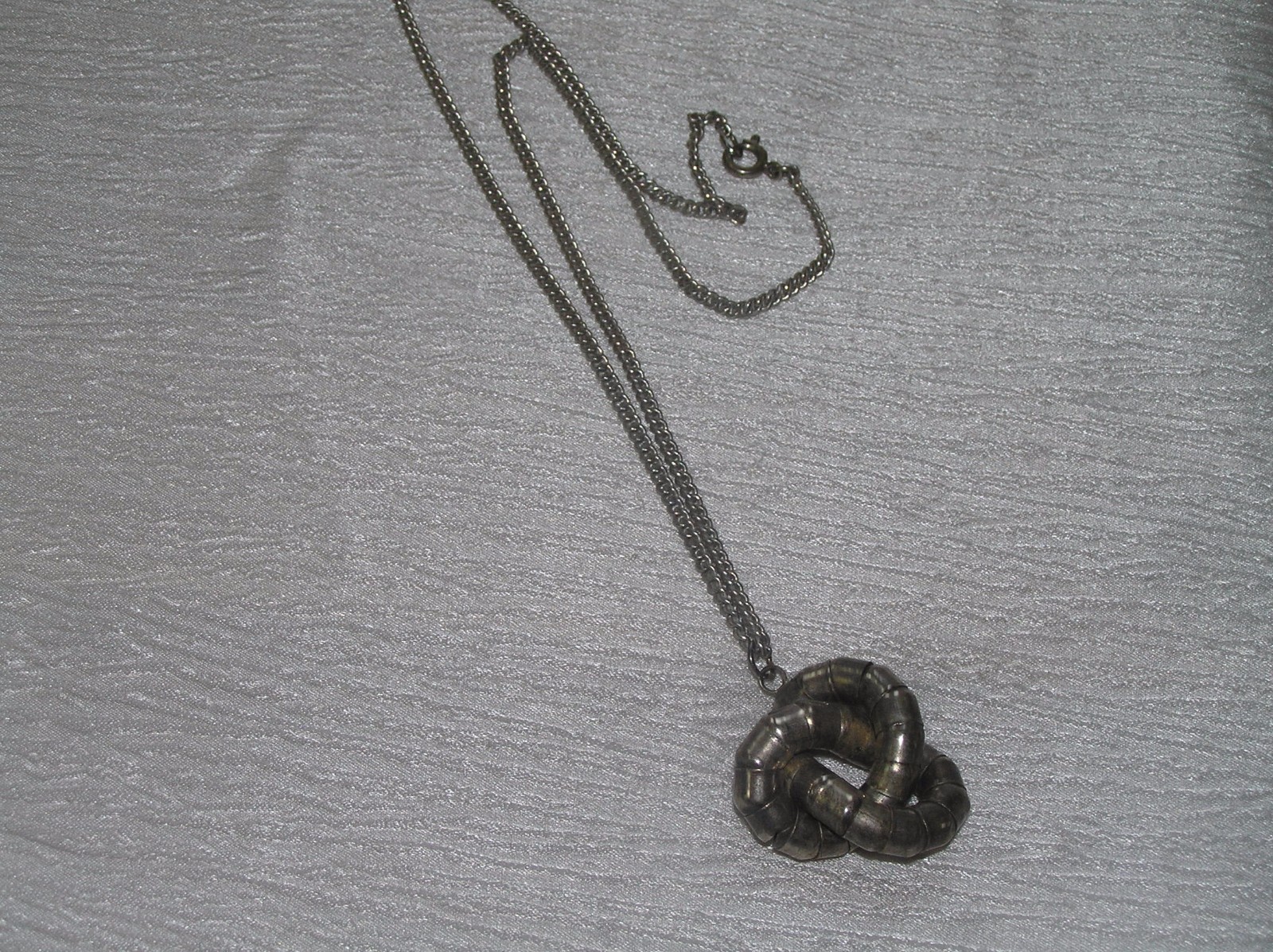 Vintage Nonmagnetic Silver Chain w Large Twist Knot Pendant Necklace – no mark