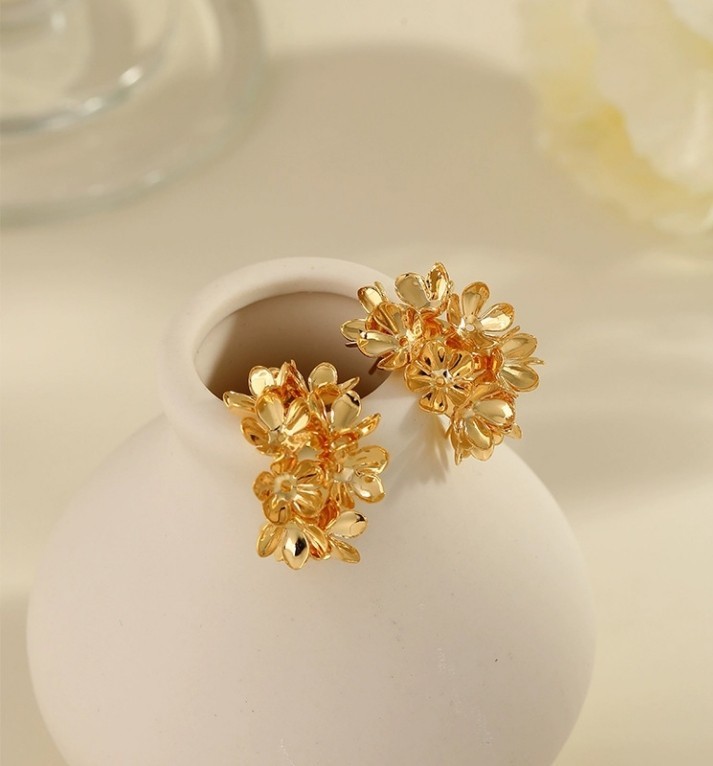 Irregular Metal Fragment Stacked Leaf Design Gold-plated C-shaped Stud Earrings