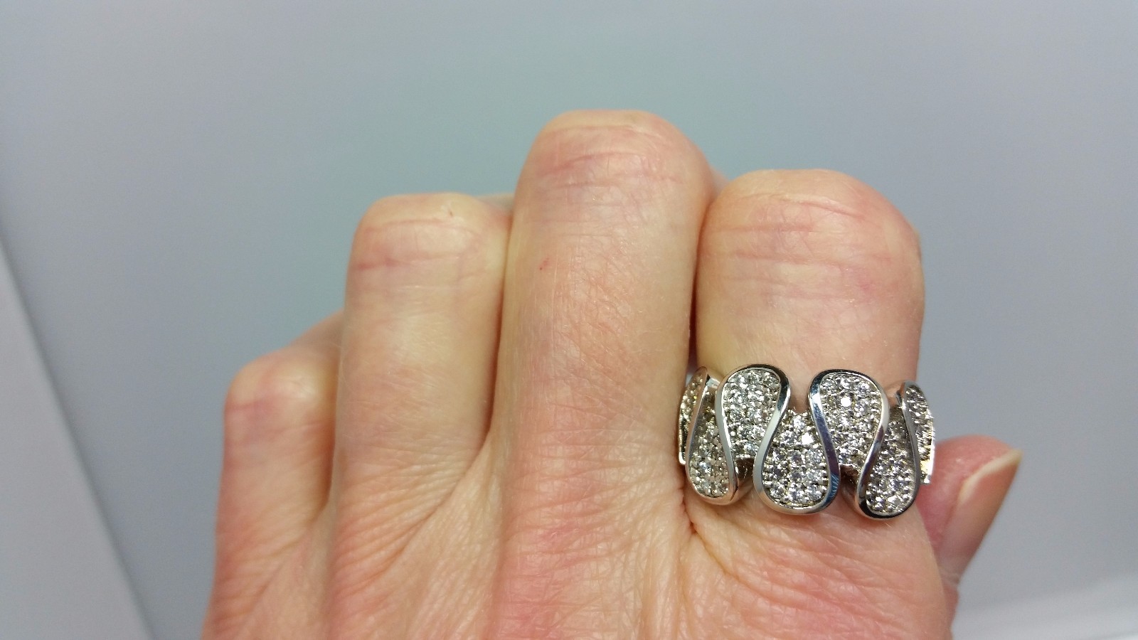 Beautiful Round CZ Wavy Scalloped Ribbon Design Band Silver Size 6