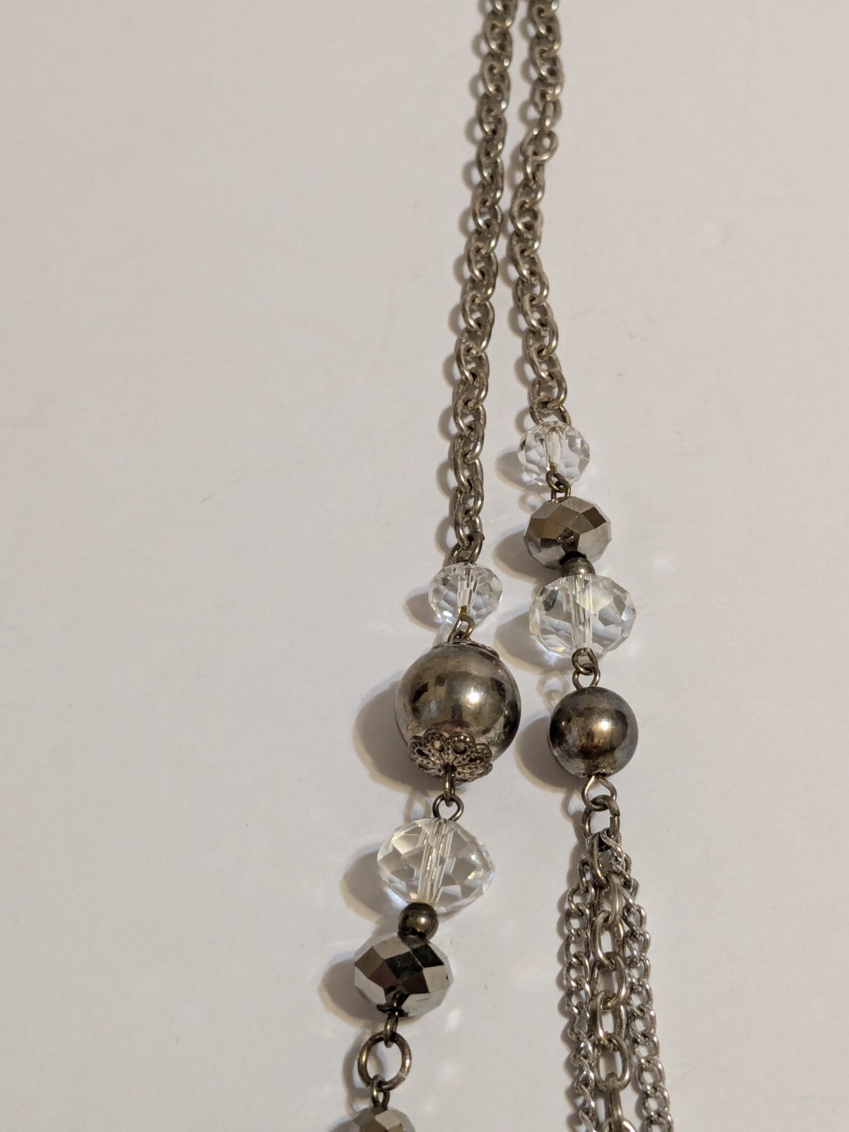 Etched Metal & Acrylic Gray/Clear Faceted Beads Silver Tone Pendant Necklace 29″