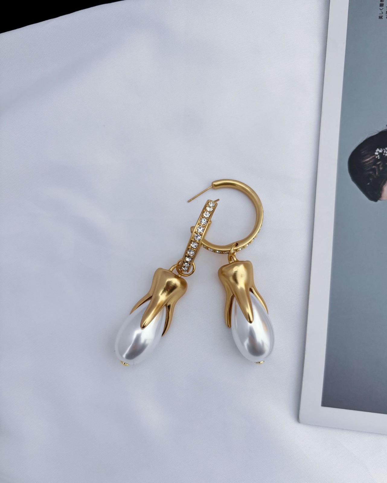 NEW AUTHENTIC High Quality Schiaparelli Baroque Pearl Rhinestone Gold Earrings