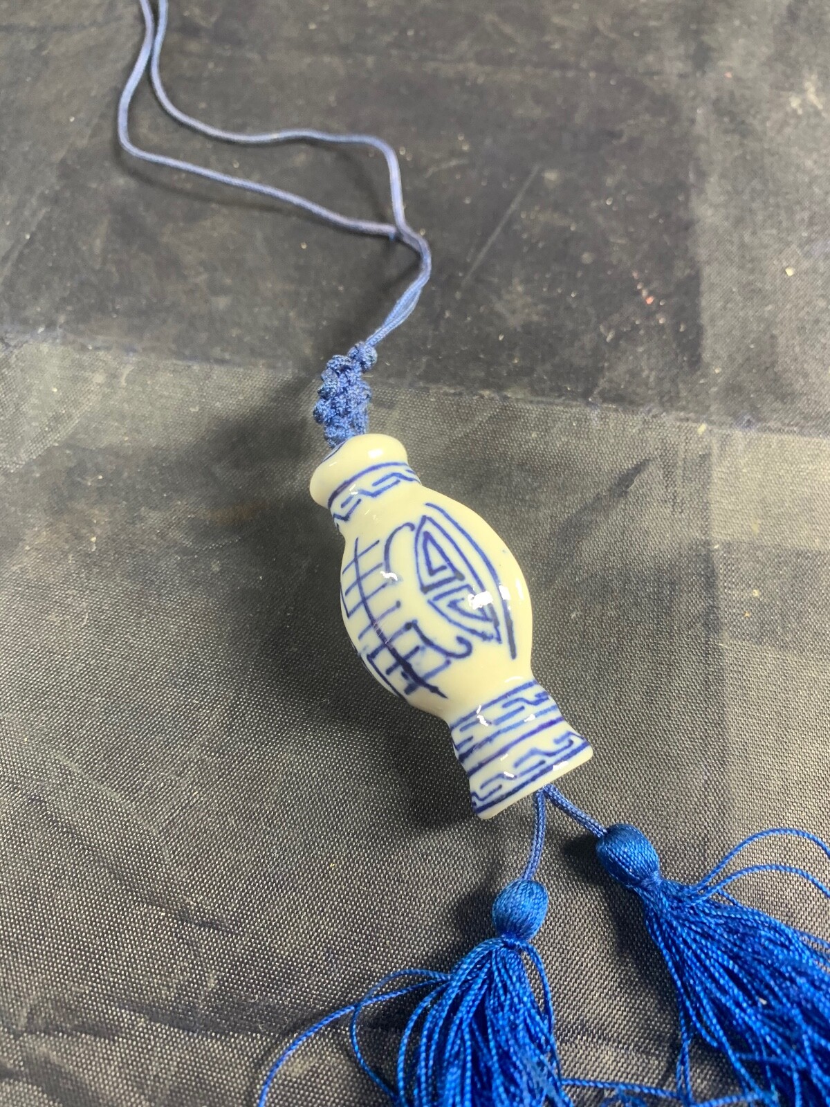 ASIAN THEMED BLUE & WHITE PORCELAIN VASE ON STRING NECKLACE 20″ vintage