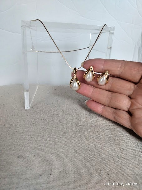 Elegant Avon Gold Tone Pearlesque Pendant Necklace & Earr Set