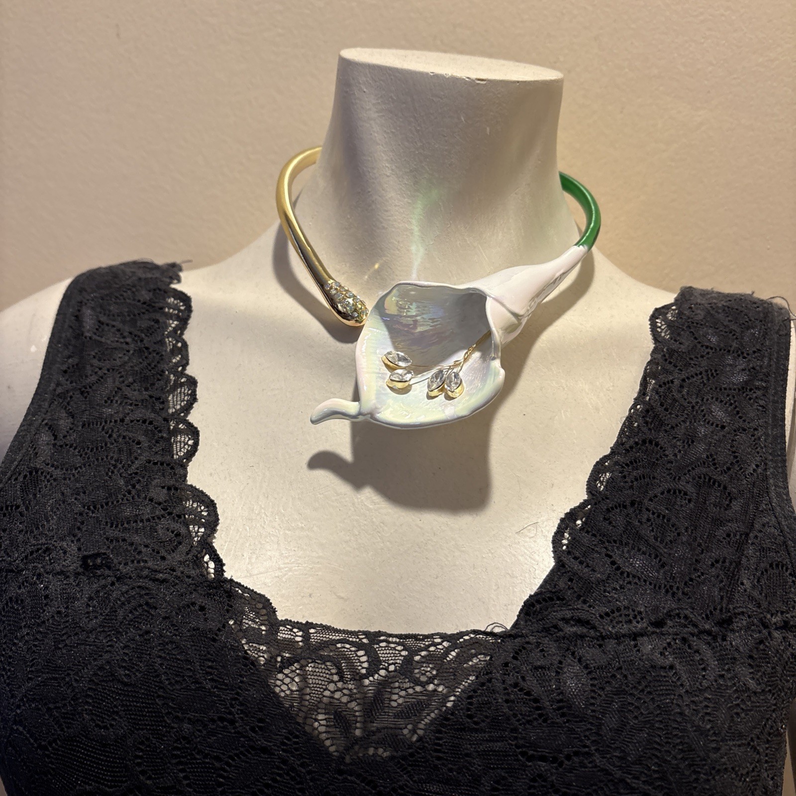 NWT BETSEY JOHNSON Calla Lily Collar Necklace Floral Design Crystals MSRP $128
