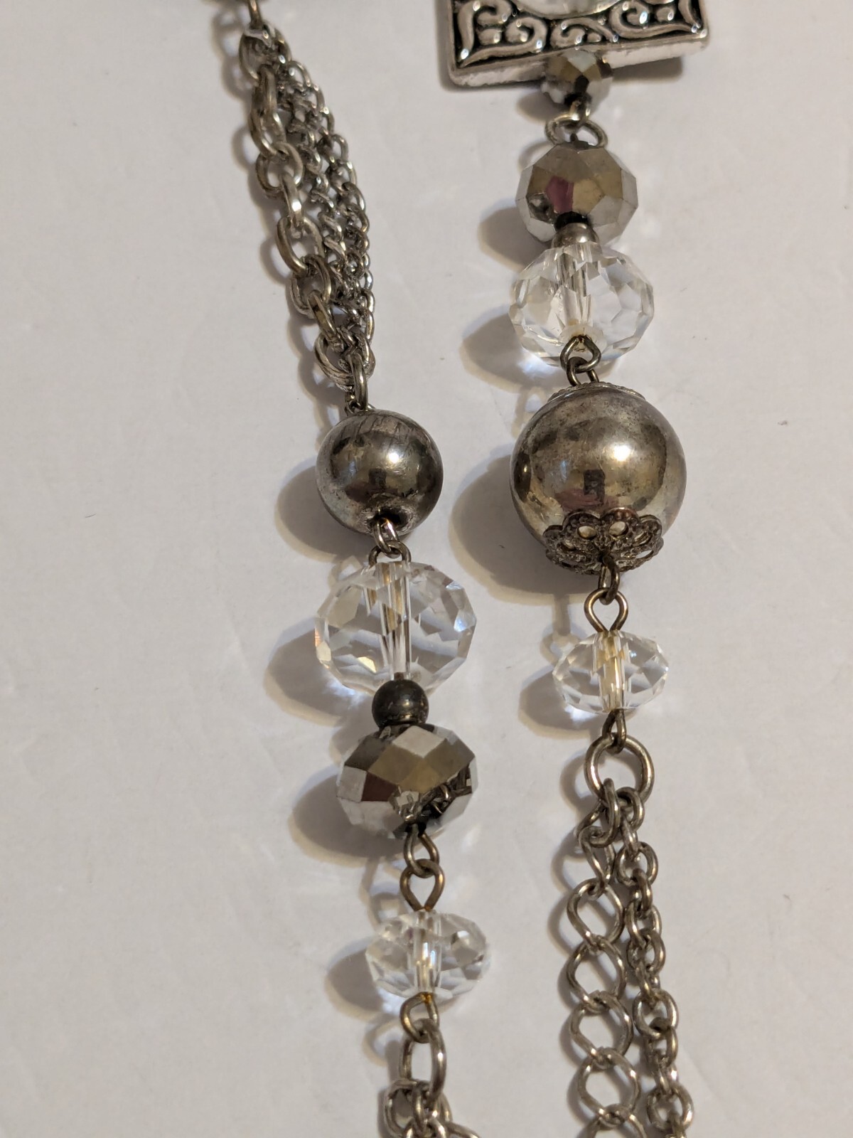 Etched Metal & Acrylic Gray/Clear Faceted Beads Silver Tone Pendant Necklace 29″