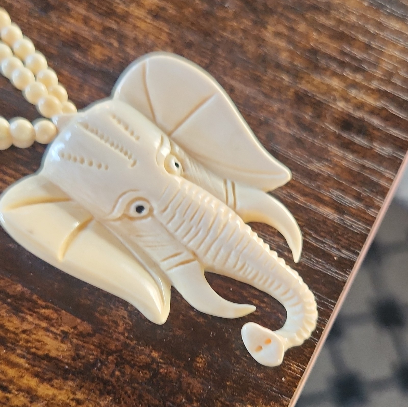 White Plastic Beaded Necklace Ball/Bead Chain Elephant Charm Pendant No Stone