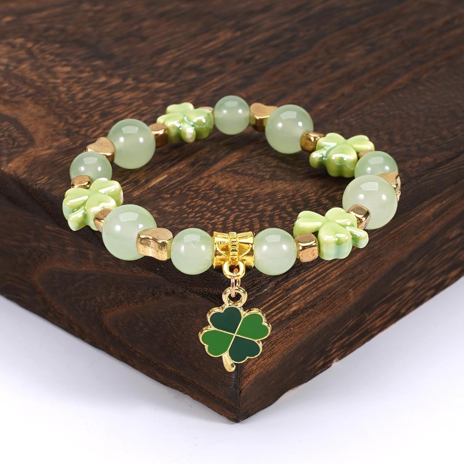 Lucky Clover Stretch Bracelet – Lightweight Beaded Accessory for All Occasions