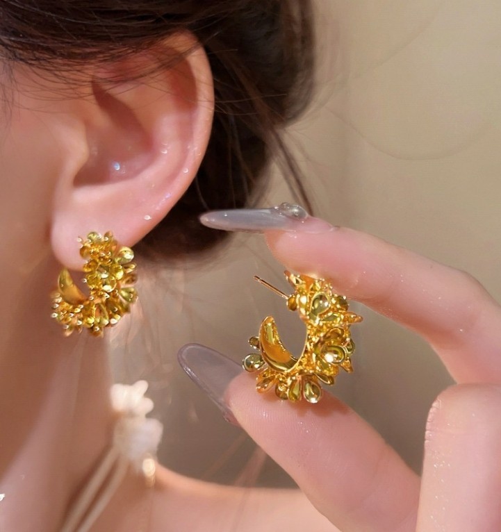 Irregular Metal Fragment Stacked Leaf Design Gold-plated C-shaped Stud Earrings