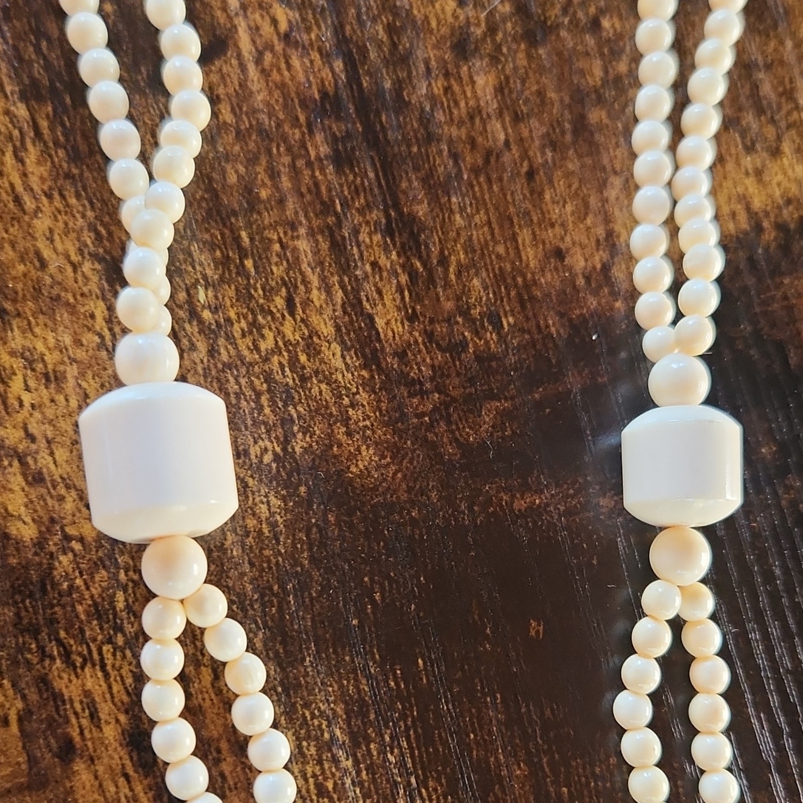 White Plastic Beaded Necklace Ball/Bead Chain Elephant Charm Pendant No Stone