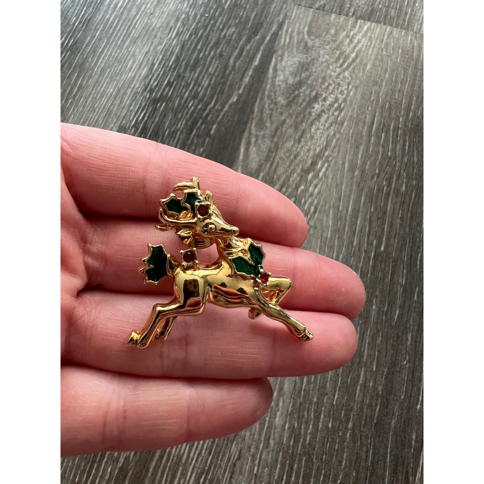 Avon Reindeer Pin Women OS Gold Vintage Christmas Holly Enamel Brooch