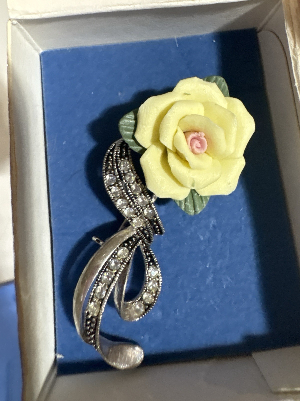 Avon Silver Tone Yellow Rose Flower Brooch Pin w/ Original Box MPN F3022071