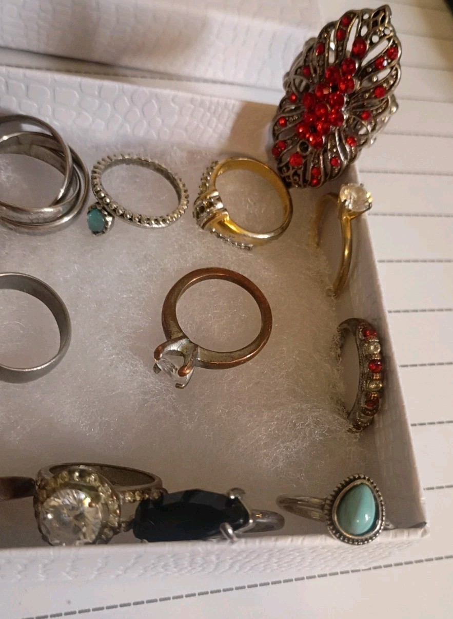Lot of 19 Vintage To modern costume jewelry rings, mixed materials