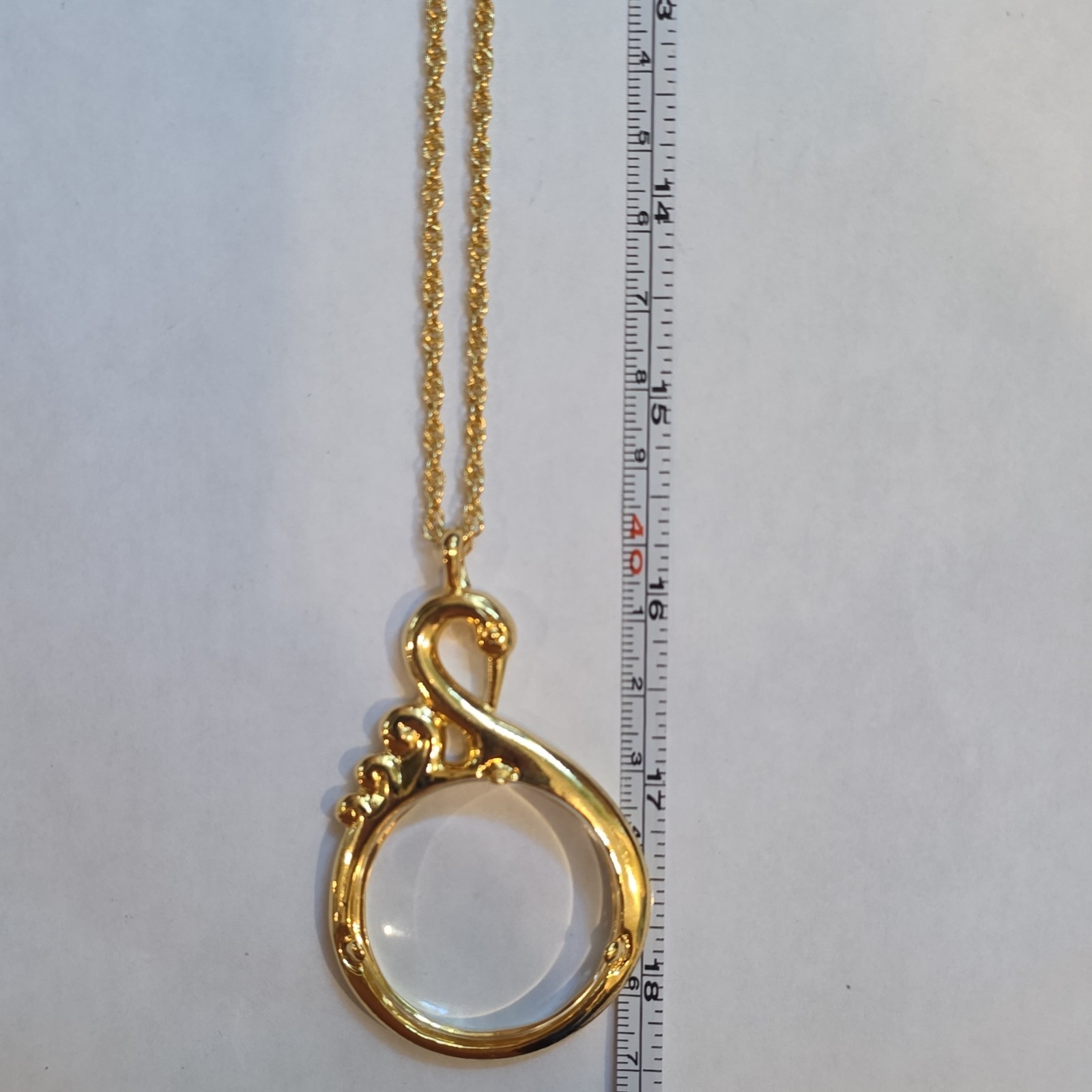 Avon Gold Tone Rope Chain Necklace Round Clear Glass Magnifier Swan Pendant