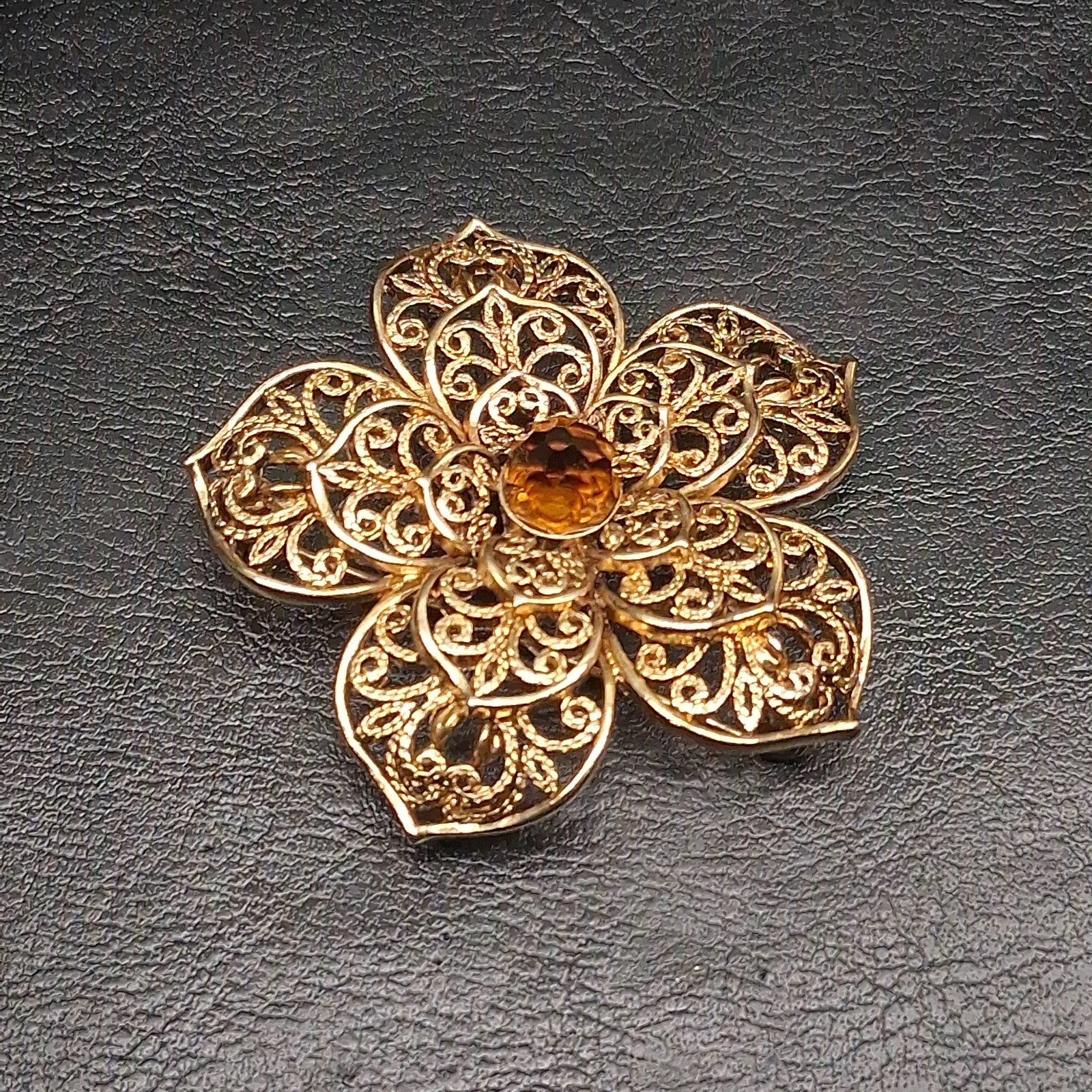 Signed MONET Gold Tone Filigree Flower Beooch Whit Brown Glass Center. 17.939