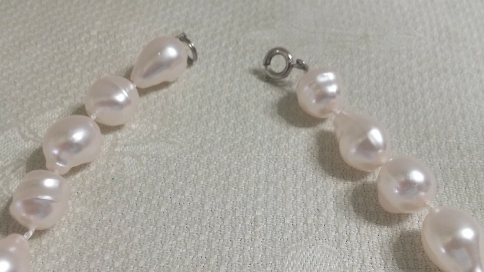 Vintage Silvertone Metal Faux Baroque Pearl Plastic Bead 17.5″ Necklace