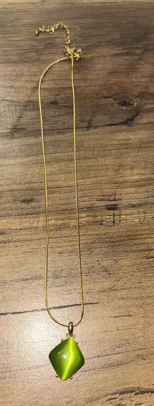 Unbranded Women’s 18” – 20.5” Goldtone Chain Necklace With Green Pendant EUC