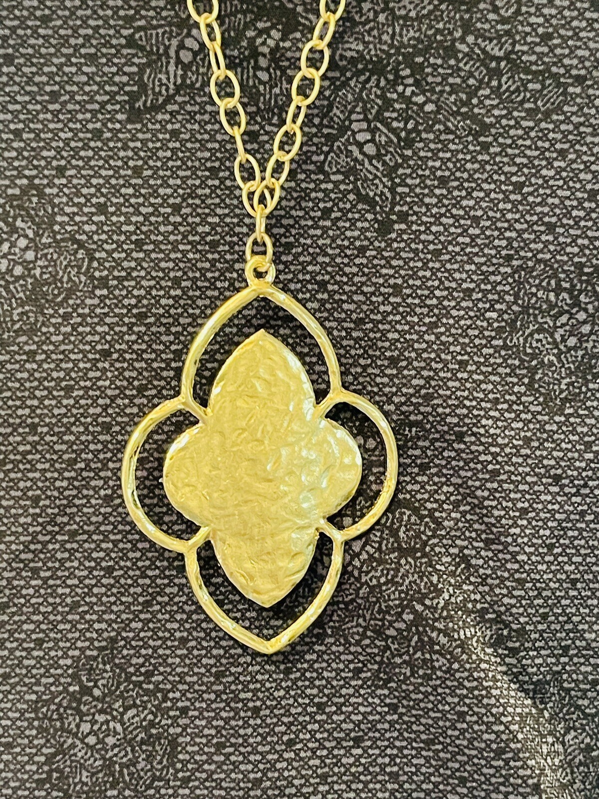 Four Leaf Clover Pendant 17-in Drop Crushed Gemstone Metal NEW Canvas Necklace