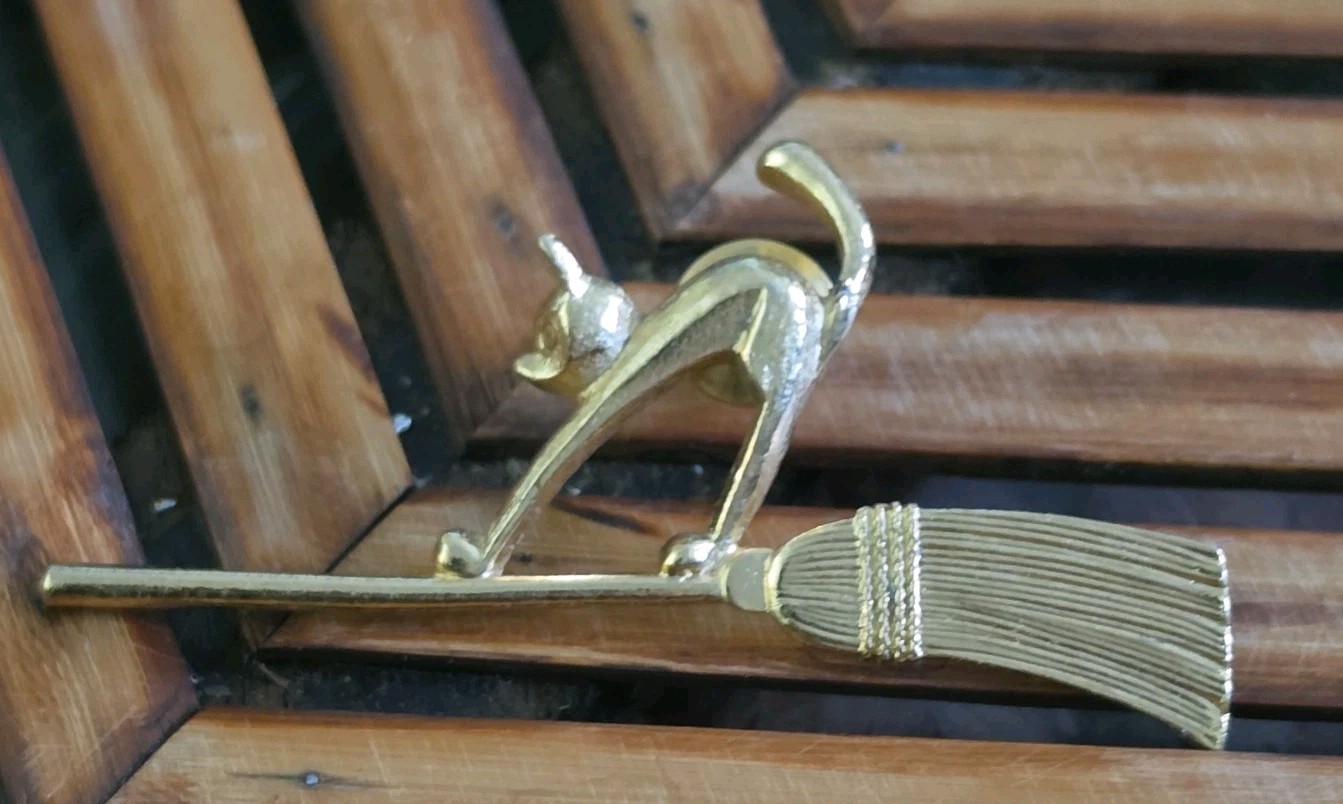 VTG Avon Gold Tone Cat Flying On Broom Brooch Costume Jewelry No Box