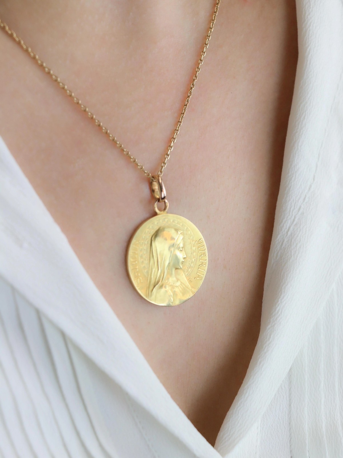 DROPSY Art Nouveau Sancta Maria medal in yellow gold