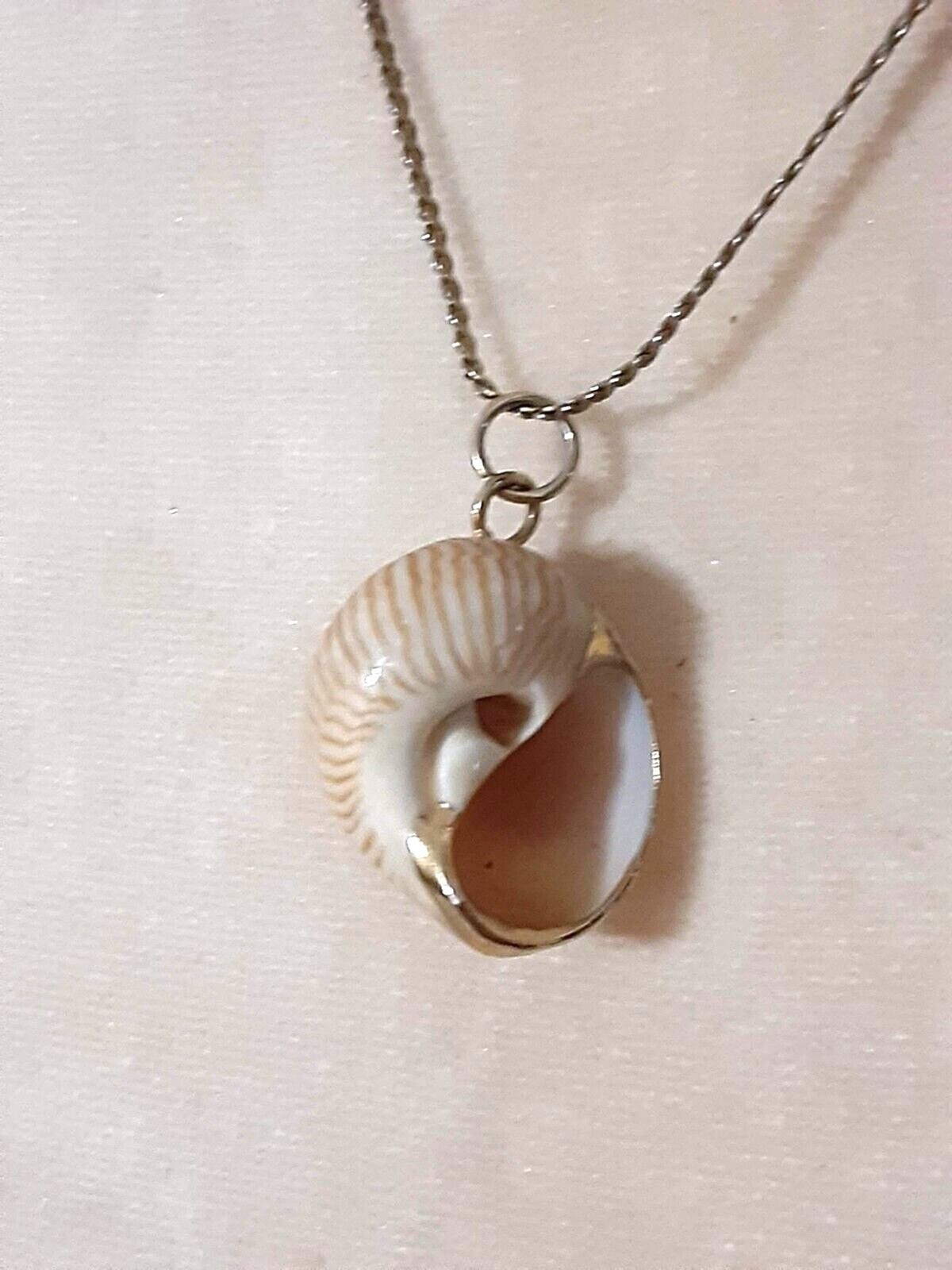 Vintage Beachy Delicate Gold Tone Snail Seashell Pendant Necklace 18″