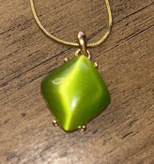 Unbranded Women’s 18” – 20.5” Goldtone Chain Necklace With Green Pendant EUC