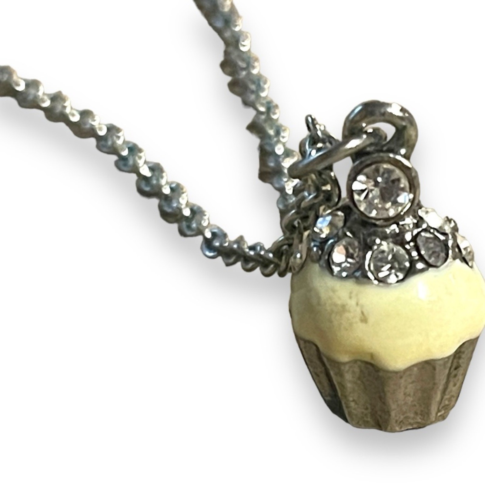 Cupcake Necklace Pendant Rhinestone Charm Silver Tone Cream Enamel‎ 16-17″ Chain