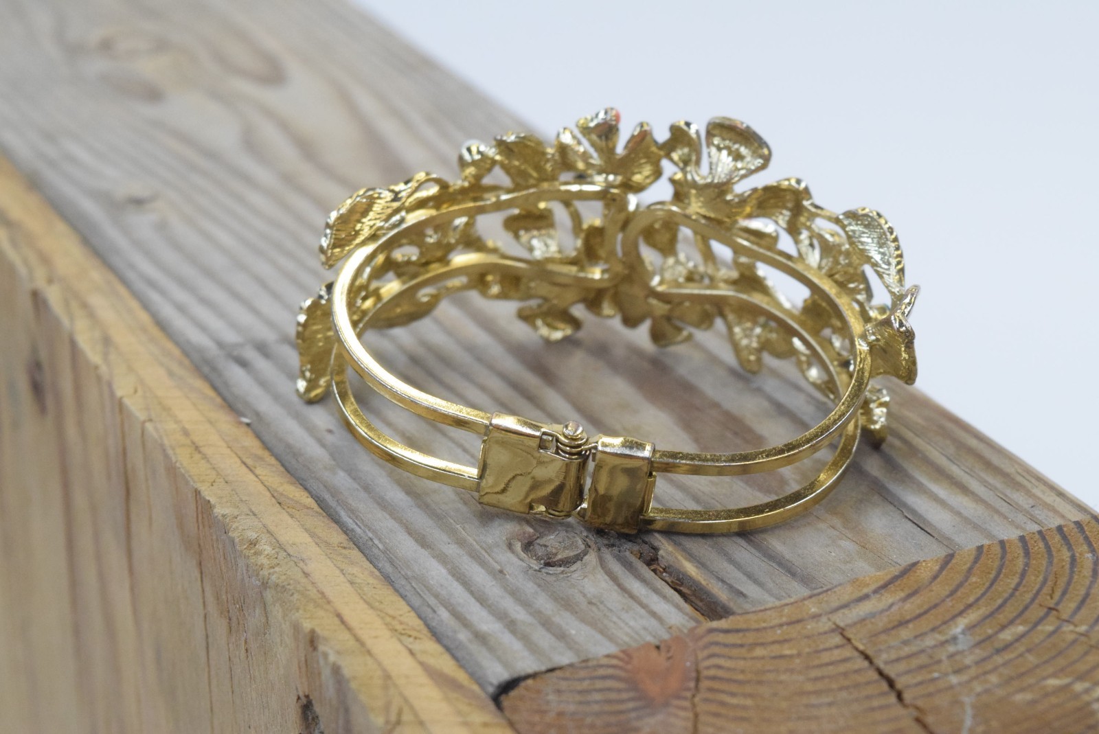 WOMEN’S COLORFUL BROCHE STYLE FASHION BRACELET.