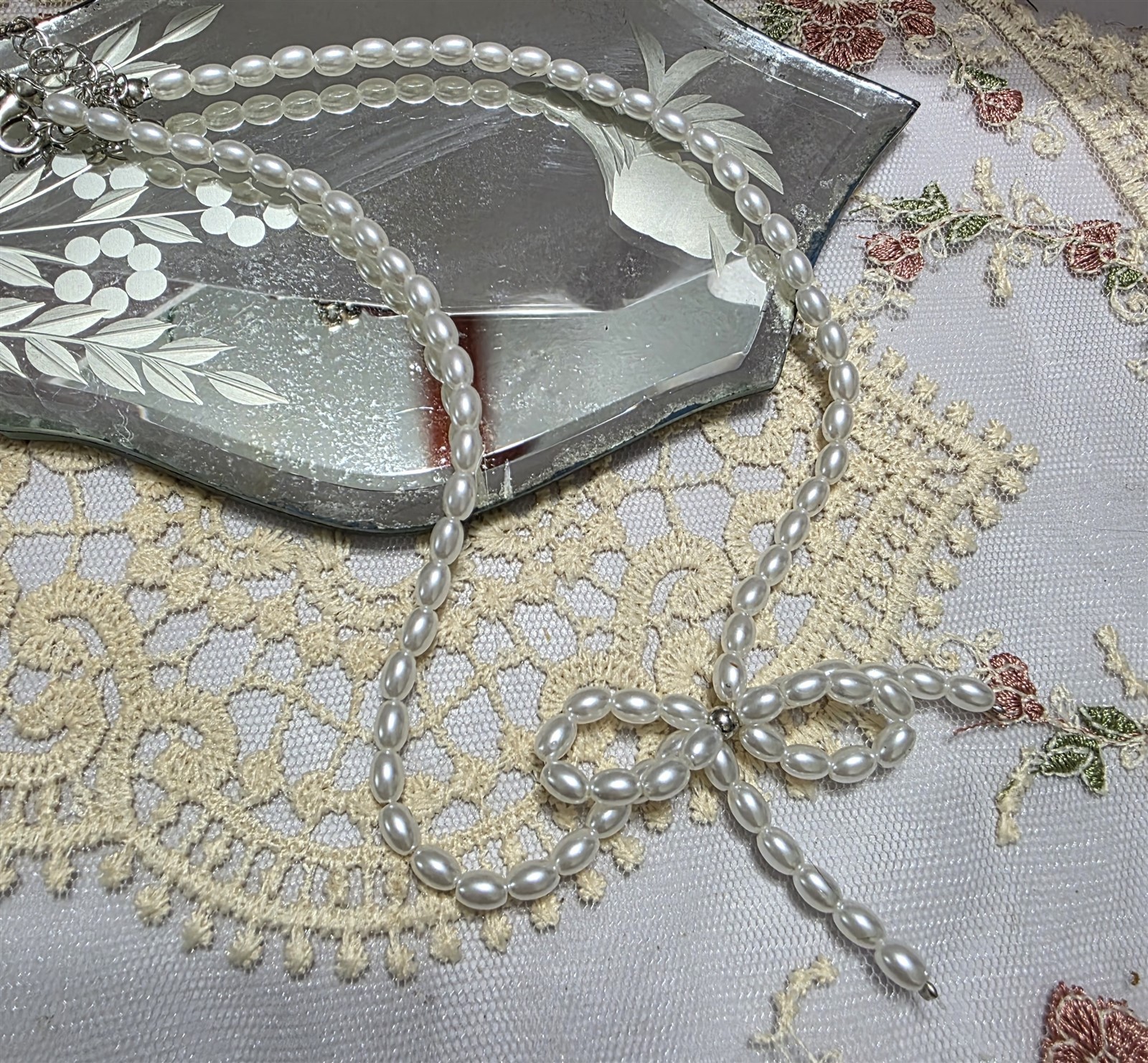 Victorian Trading Coquette Bow Pearl Necklace omantic Lolita-Inspired Charm 30G