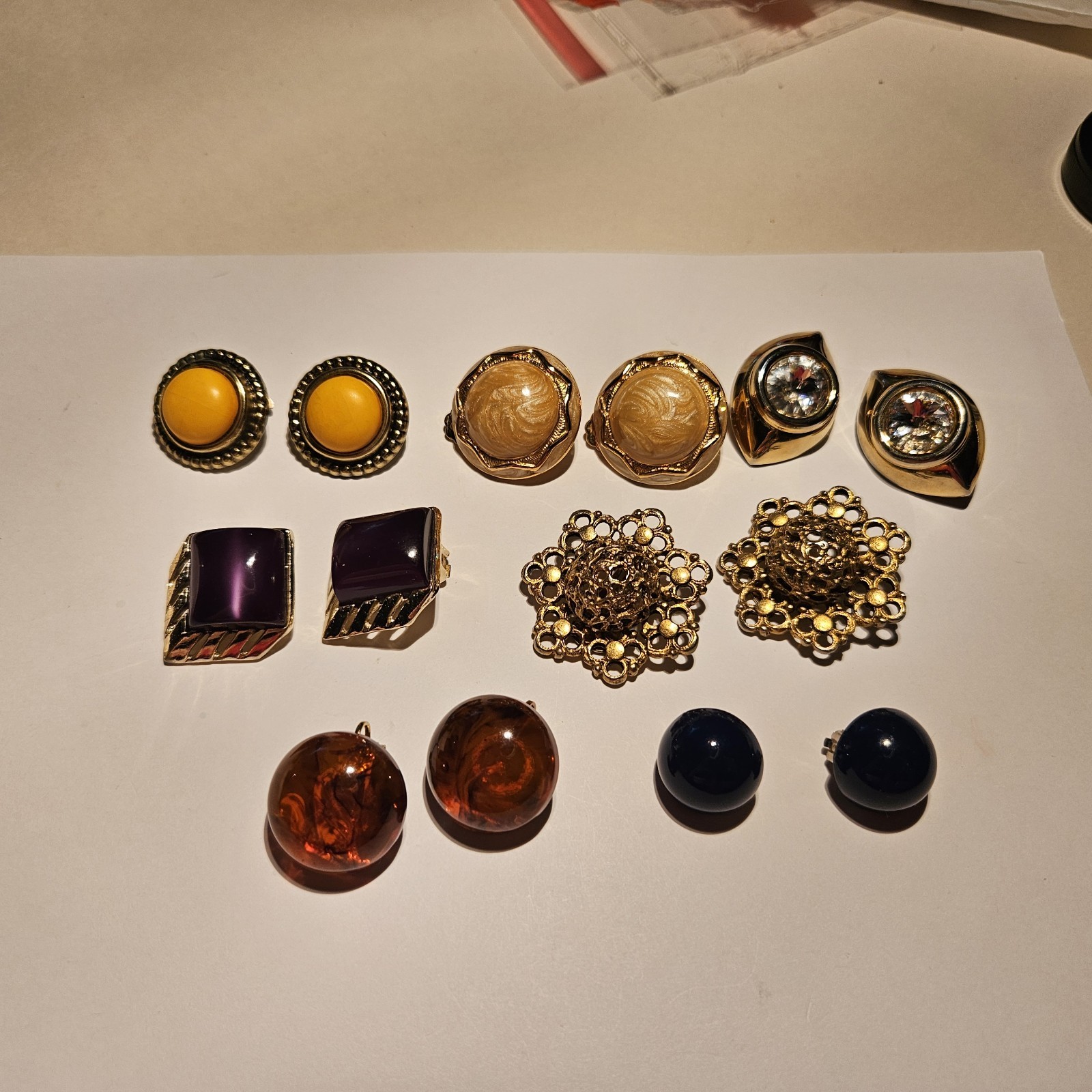BEAUTIFUL VINTAGE (7) PAIRS OF MULTI COLOR & GOLD-TONE CLIP-ON EARRINGS