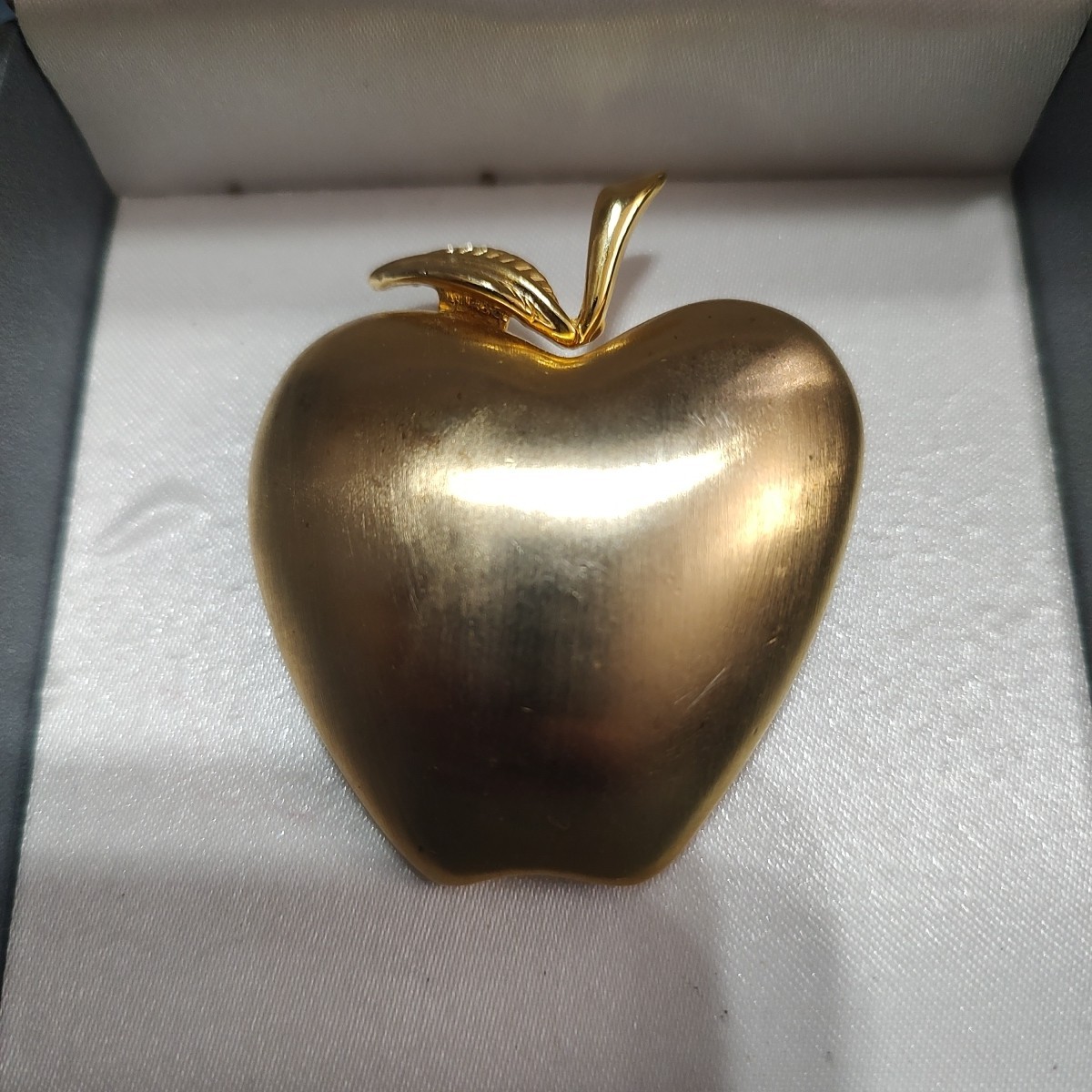 Goldtone Apple Broche oversize design pomme Vintage 1990s Teacher