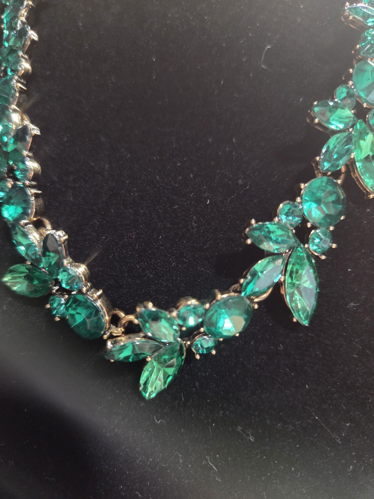 Gold Tone Emerald Green Acrylic Rhinestone Floral Necklace 18-20.5″