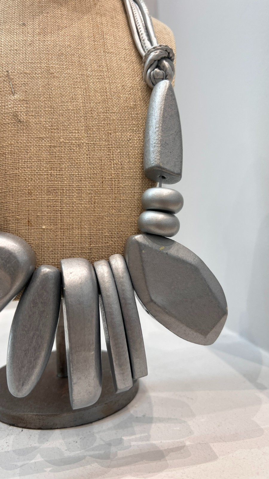 Le streghe women wood statment necklace in gray/silver