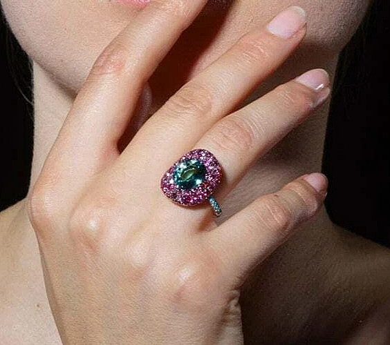 Amazing 6.50CT Oval Cut Lagoon Tourmalin, Paraïba Tourmaline & Amethyst Ring.