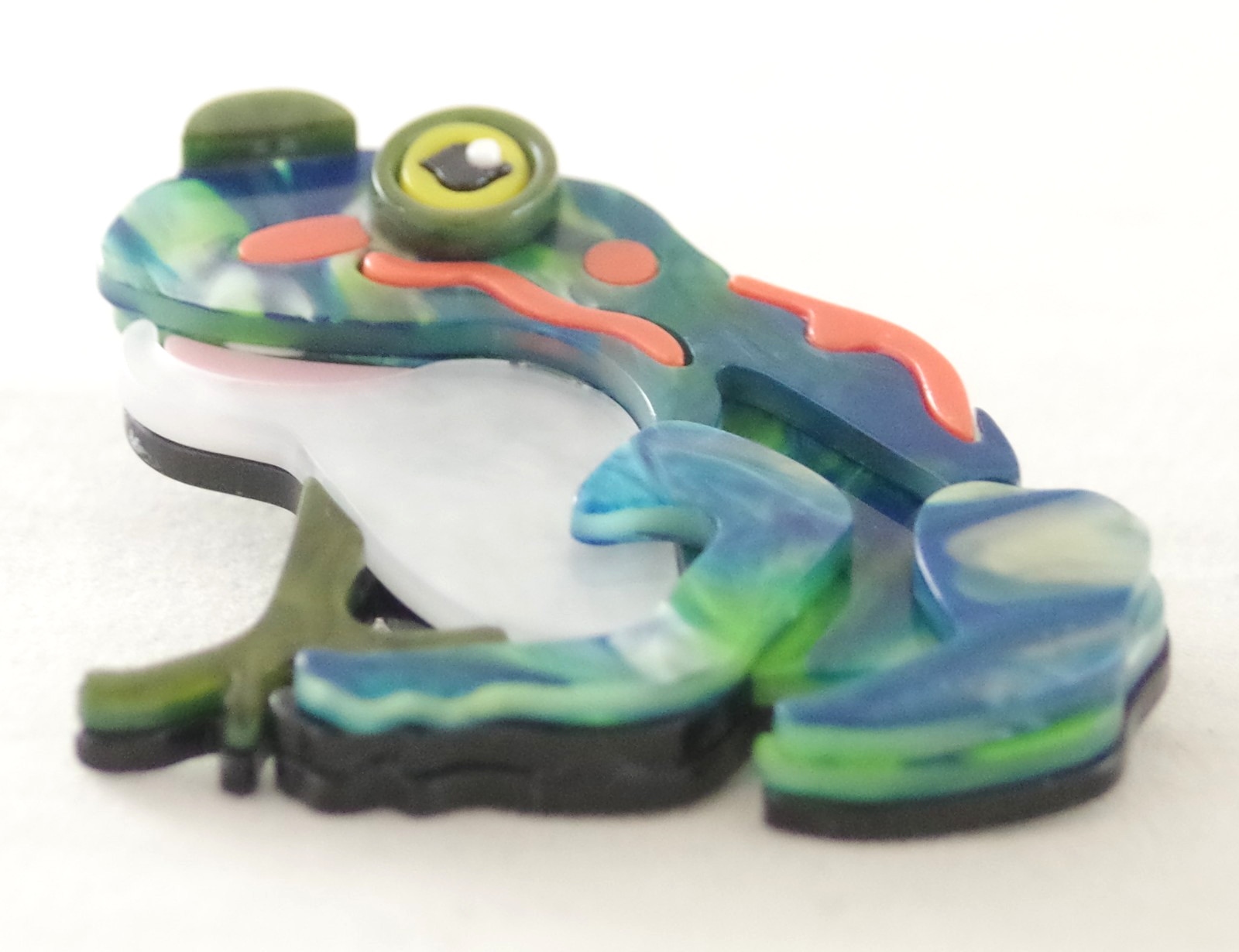 2.25″ NWOT DESIGNER STYLE BEAUTIFUL RAINFOREST FROG LAYERED ACRYLIC BROOCH PIN